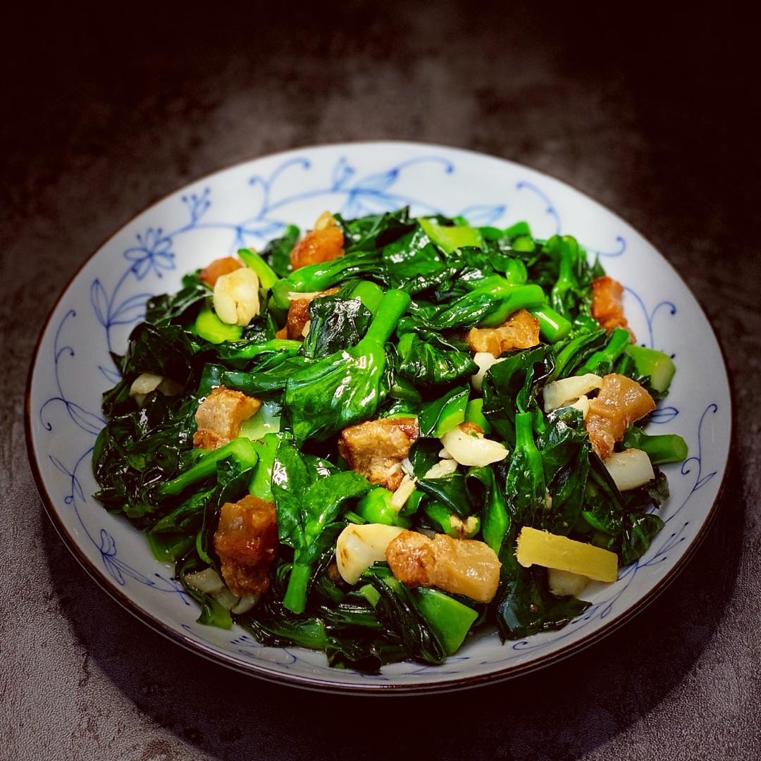 鹏妈在奔跑做的油渣炒青菜