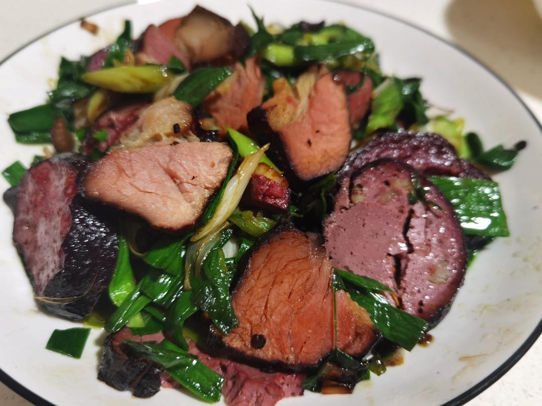 wangqianlucy做的猪血丸子炒蒜苗