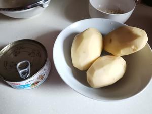 吞拿鱼焖土豆的做法 步骤1