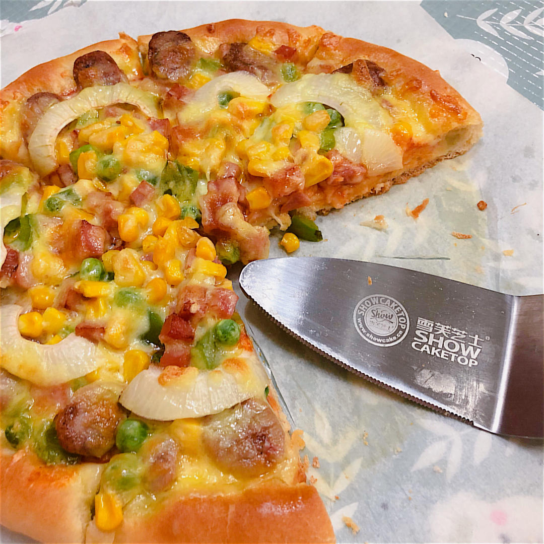 含宣软饼皮做法、自己在家也能做出馅料十足、超拉丝的美味诱人披萨
