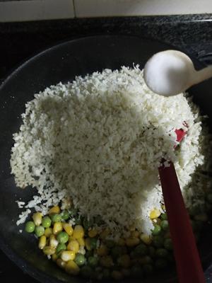 没有米饭的炒饭（炒菜花米）的做法 步骤9