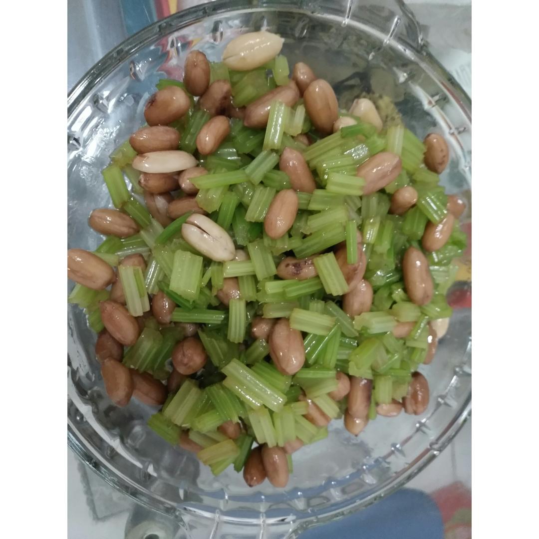 凉拌芹菜花生米胡萝卜
