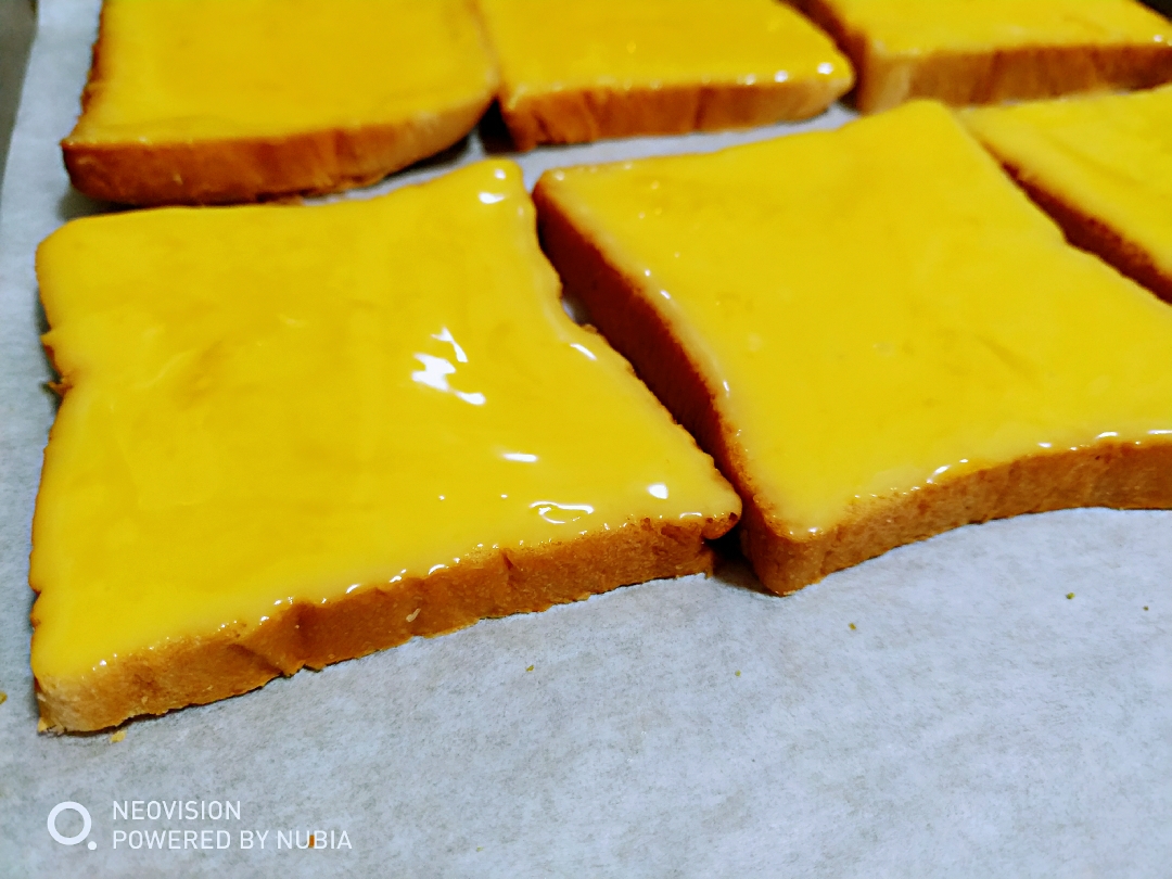 最简单快手随性又好吃的岩烧乳酪面包片的做法 步骤3
