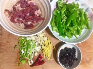 美味下饭菜豆豉辣椒炒肉的做法 步骤1