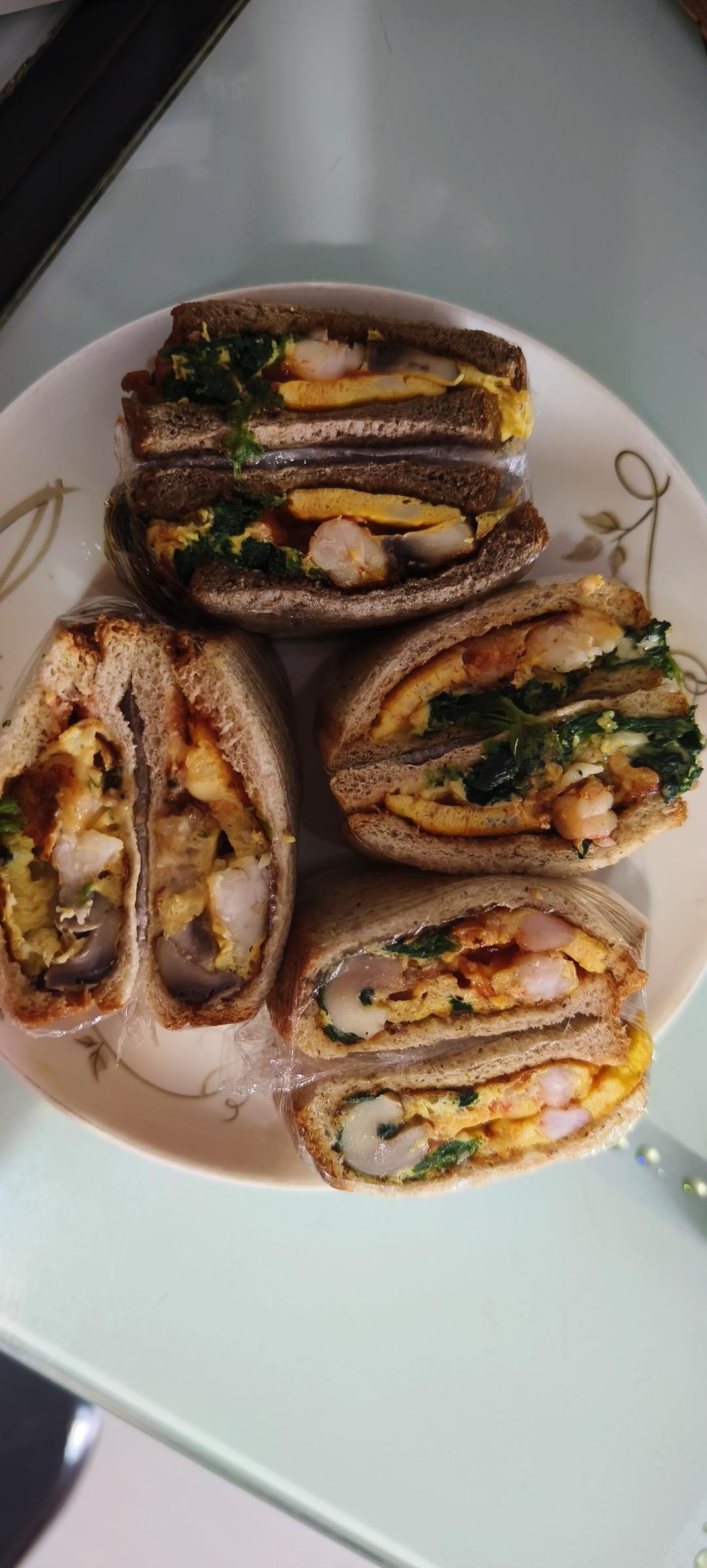 菠菜蘑菇虾仁蛋三明治