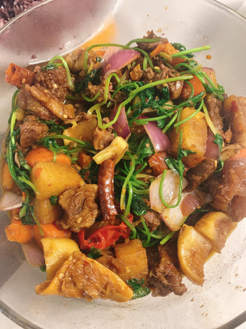筋头巴脑（就是带肉的牛蹄筋）炖红萝卜土豆（比外面买成品实惠很多）