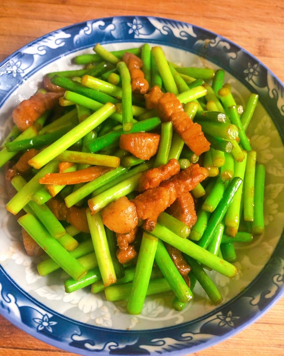 家常下饭菜蒜苔炒肉