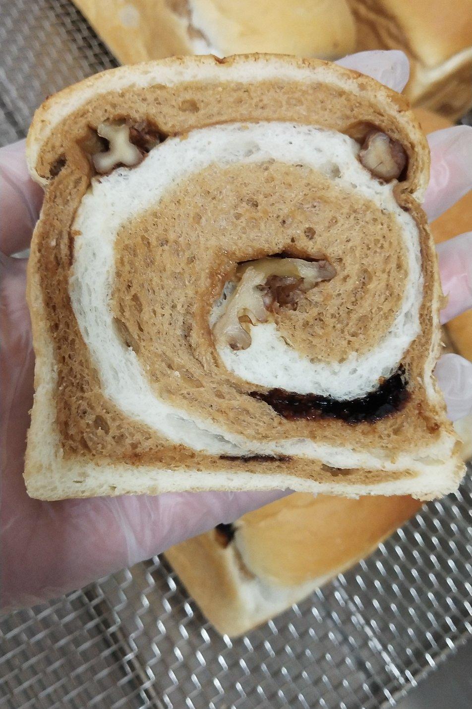 雙色牛奶核桃吐司