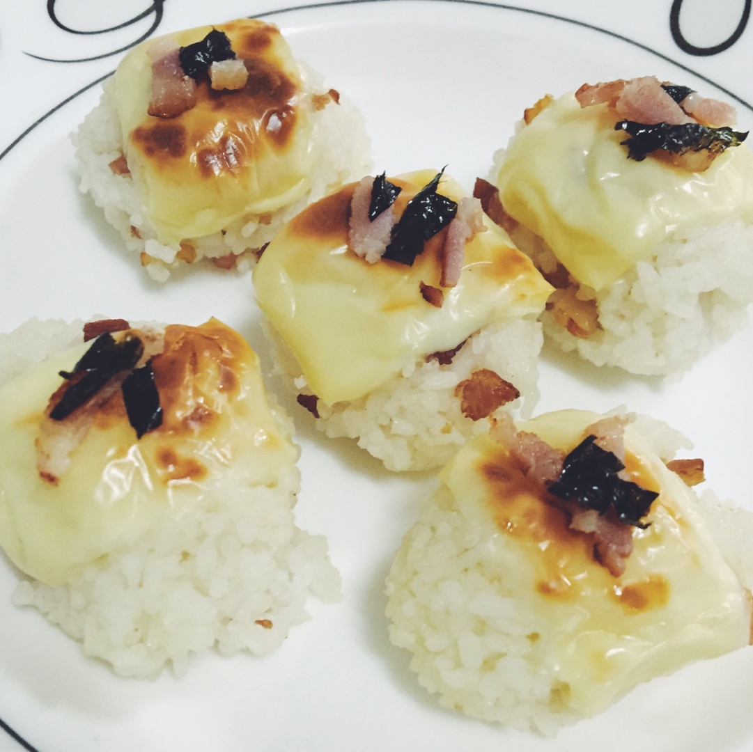 奶酪片烤饭团。