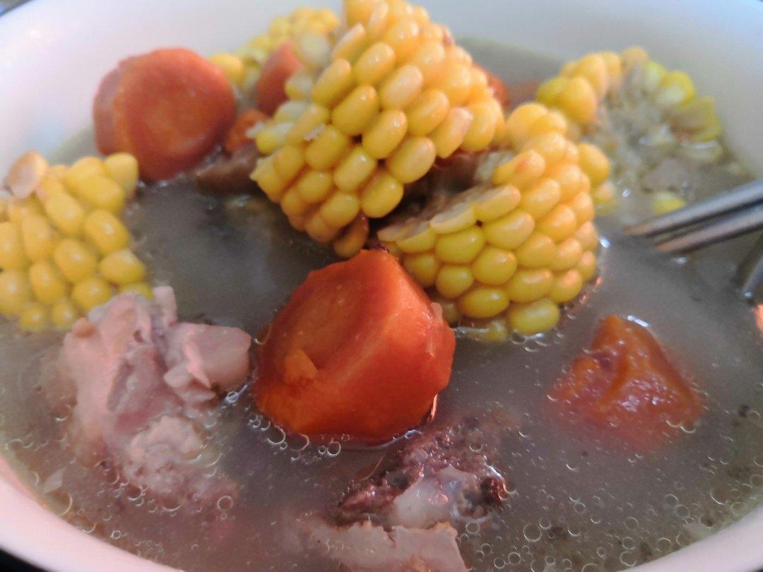 秋日暖汤～秋栗玉米胡萝卜肉骨汤