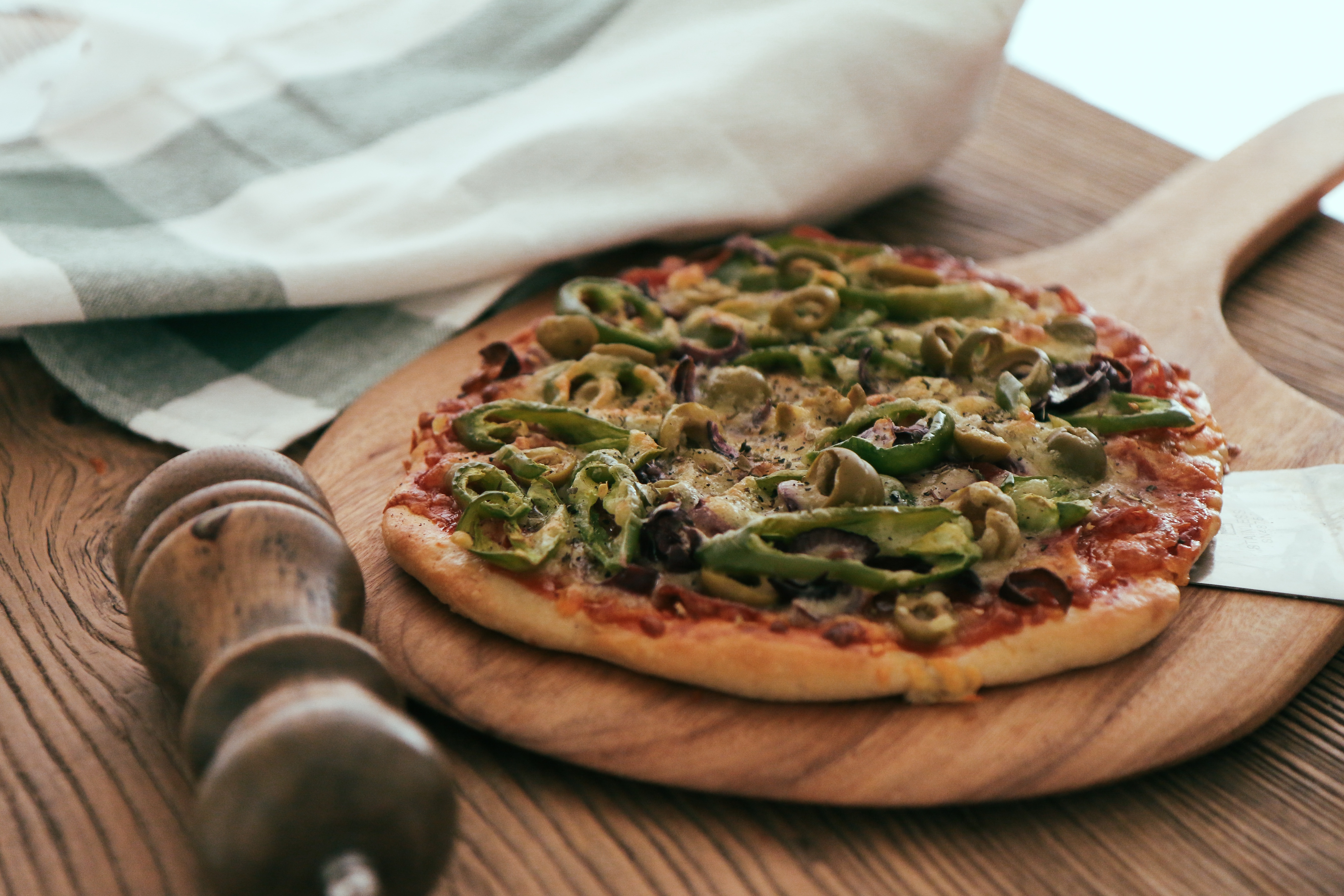 芝麻菜萨拉米薄底披萨