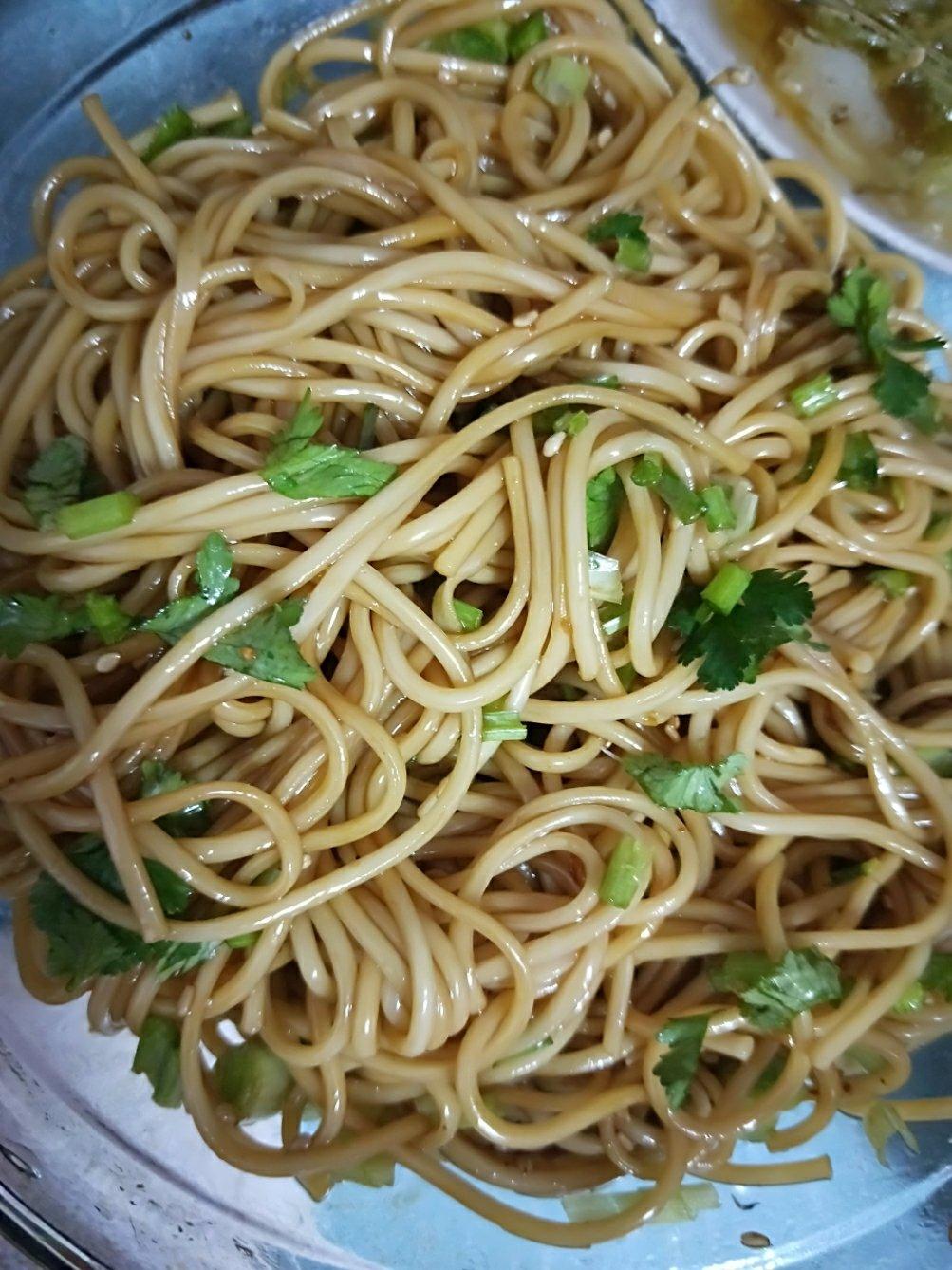 糖菓儿做的10分钟搞定的一碗葱油拌面