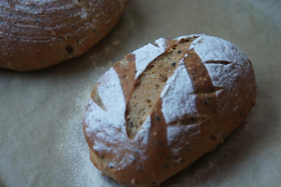 黑糖燕麦红枣核桃黑芝麻软欧