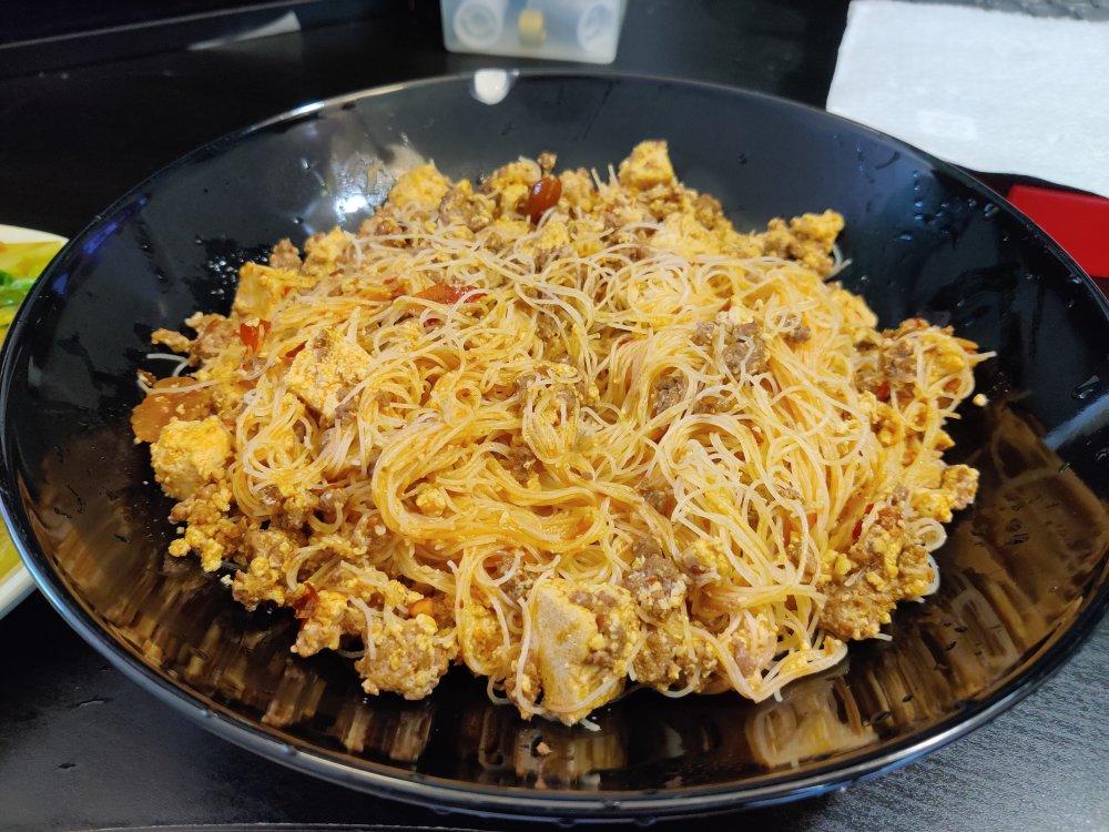 看似普通却超级下饭的圆白菜炒粉丝