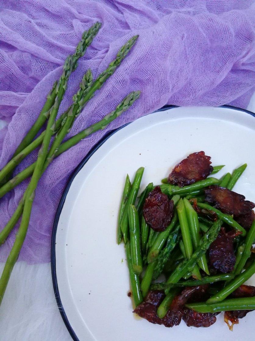 春之色😍芦笋炒香肠