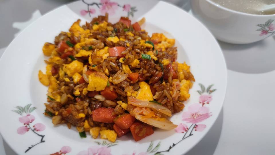 超级好吃的酱油火腿蛋炒饭！