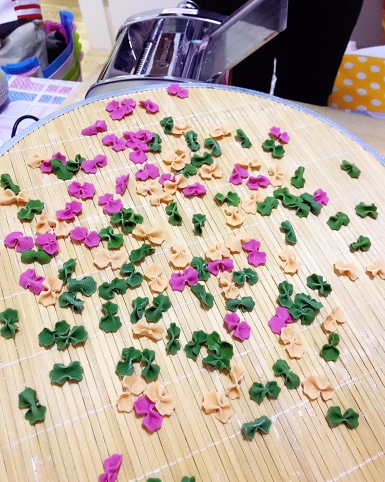 婴儿辅食：彩色卡通蝴蝶面