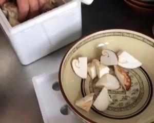 松茸炖土鸡的做法 步骤1
