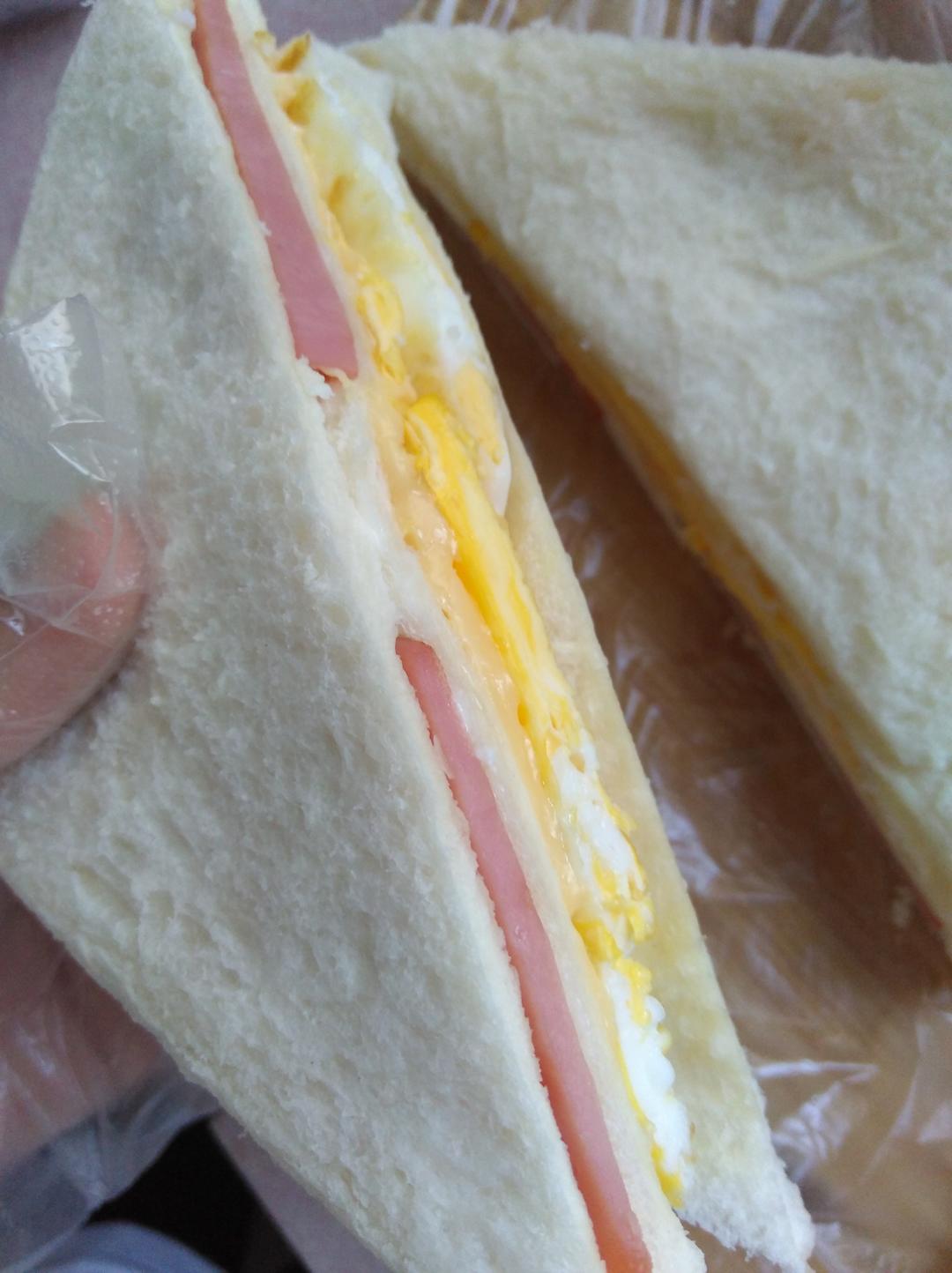 火腿鸡蛋三明治的做法