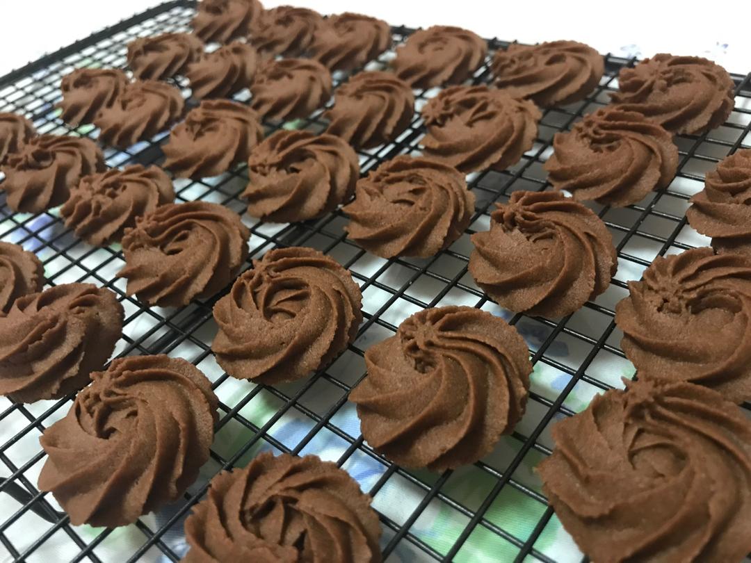 挤花毫无压力的巧克力曲奇