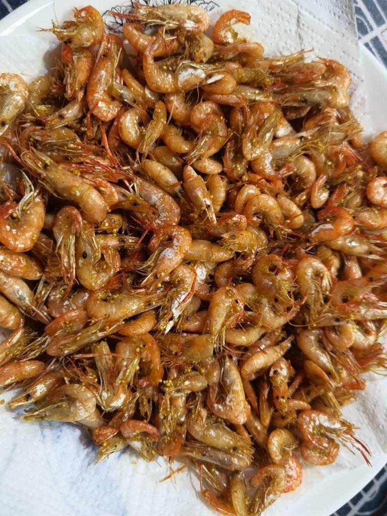 只需一个窍门、即可做出香酥可口脆的鲜炸小河虾、简单快捷、小朋友超爱