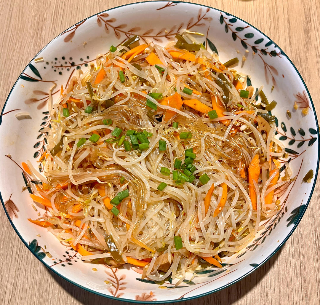一上桌就会被哄抢光的，爽口凉拌菜豆芽粉丝