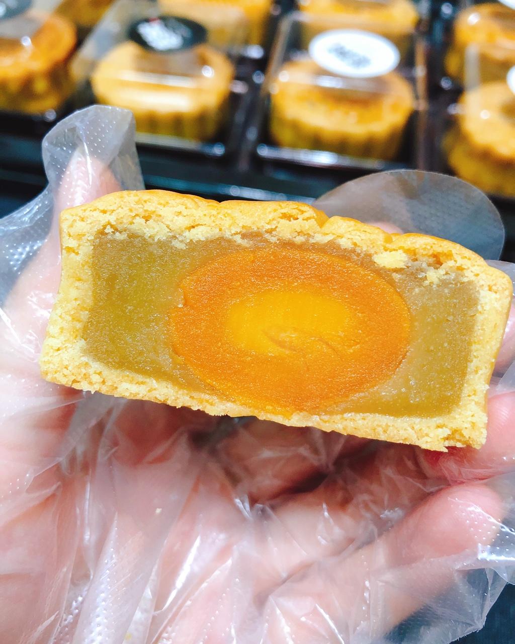 小瑜yummybaby做的广式月饼——蛋黄莲蓉月饼