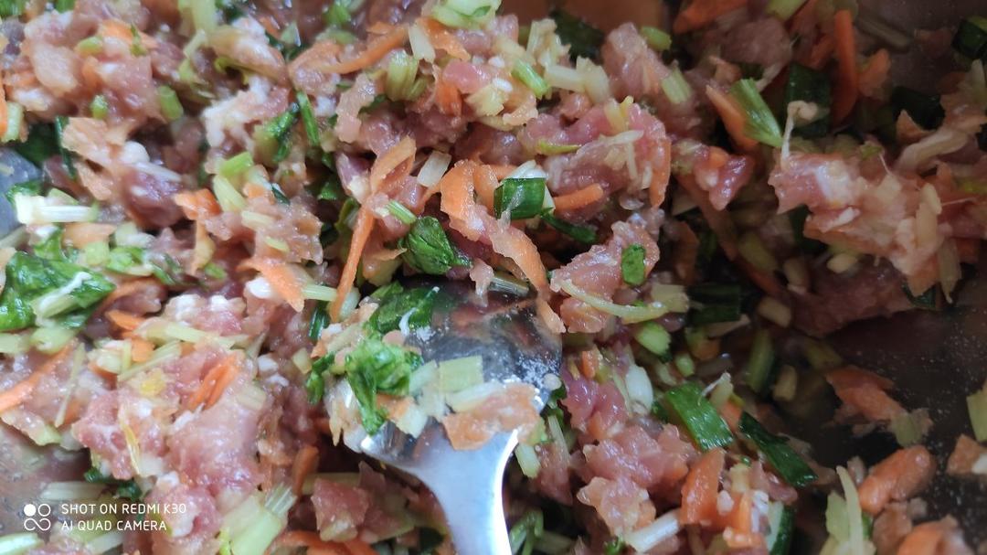 就像有句话所说：成年人的世界里，从来就没有“容易”二字。很多时候，你只能单枪匹马，直面生活的兵荒马乱。