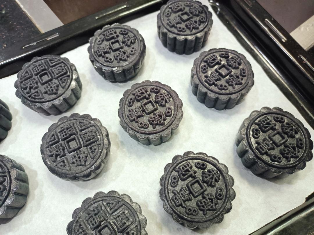 黑米月饼 | 青铜鎏金月饼