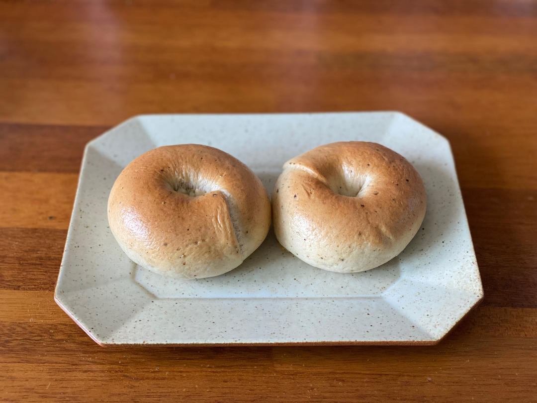 黑椒香肠全麦贝果