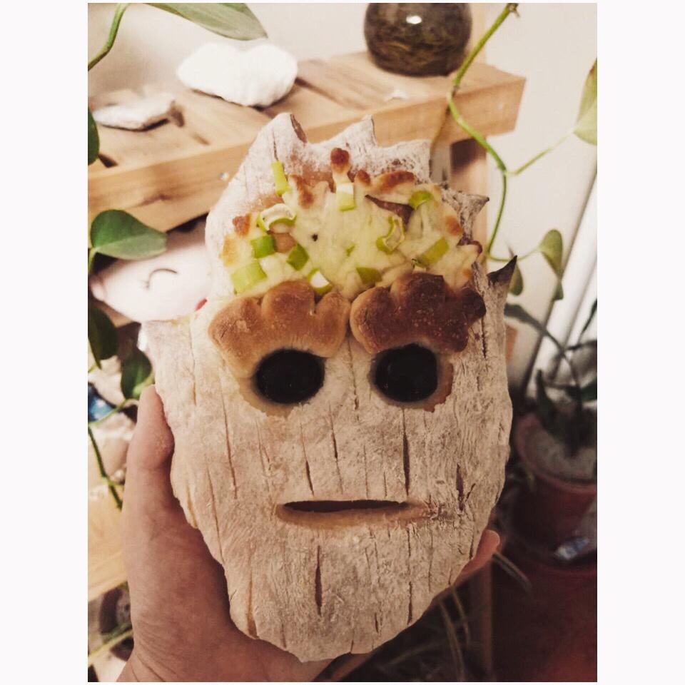 复刻迪士尼乐园的格鲁特树人芝士香葱面包 I'm Groot Bread