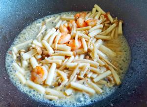 西兰花虾仁菌菇汤的做法 步骤5