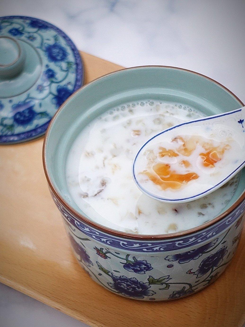 牛奶炖桃胶