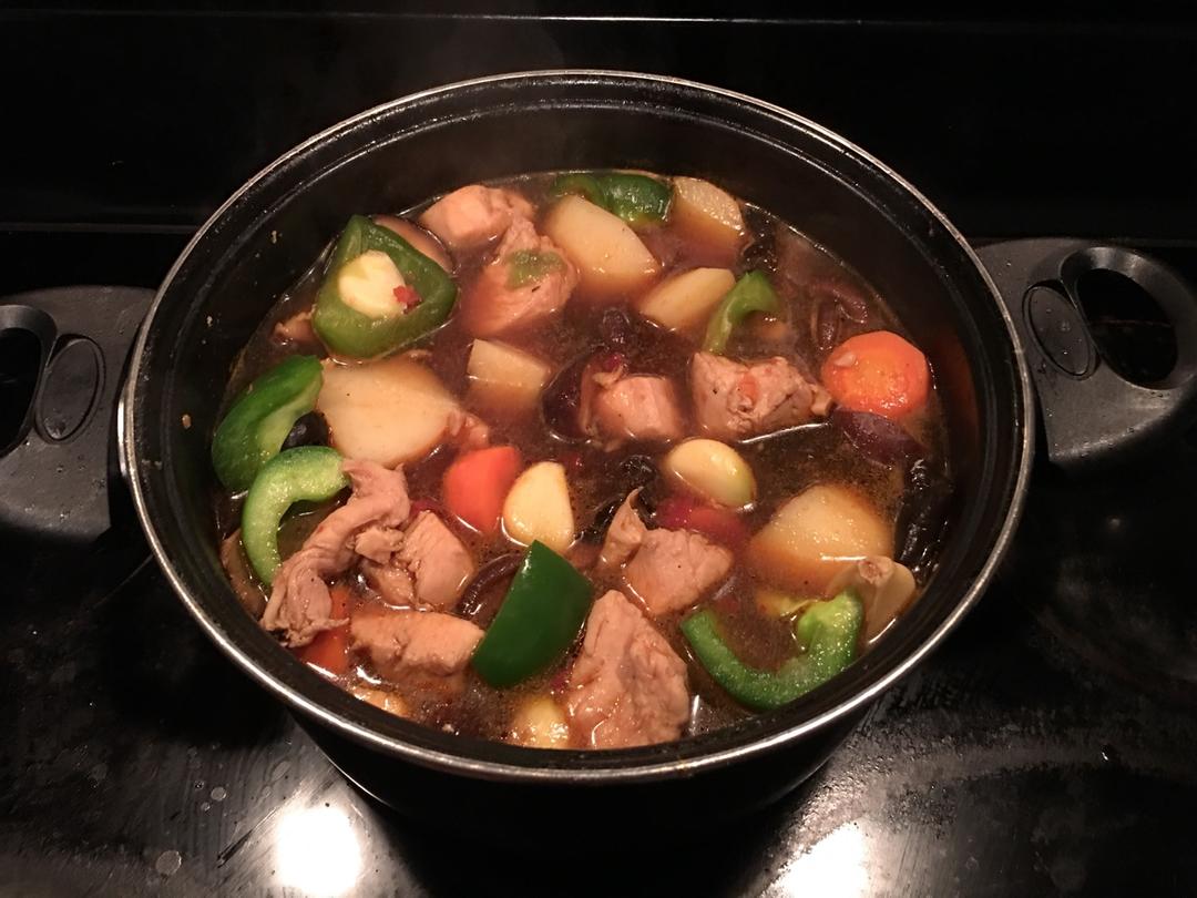 汤汁特浓的黄焖鸡米饭