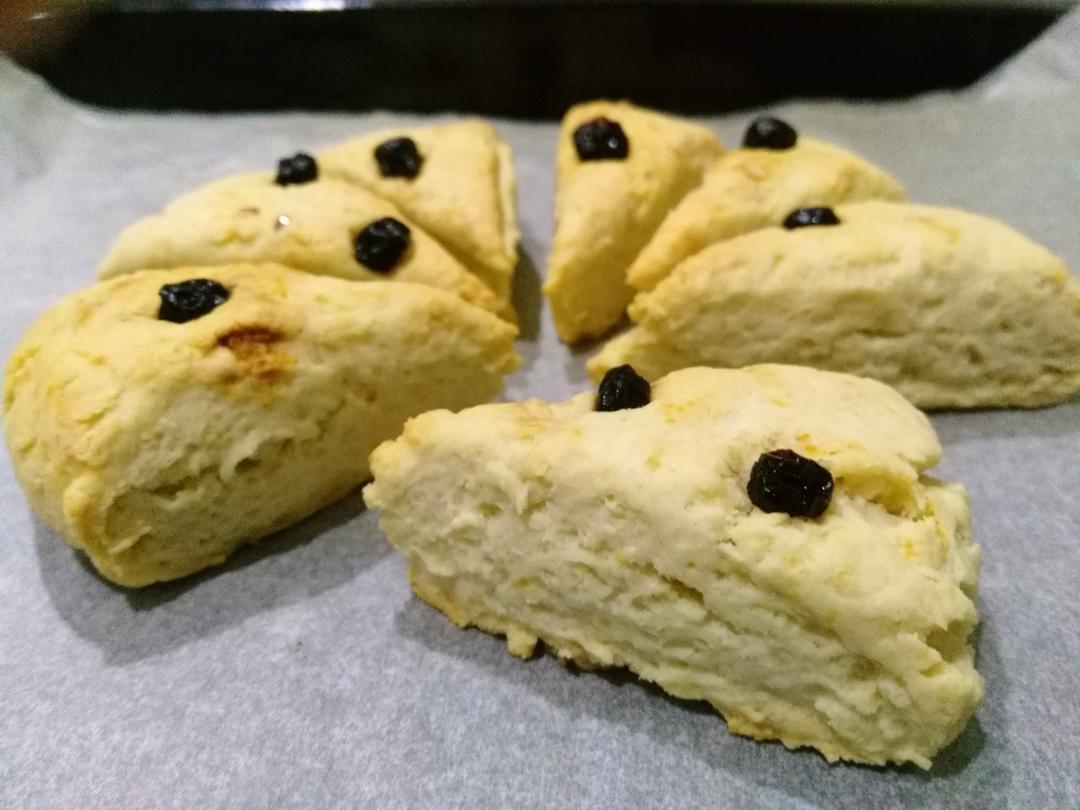 【视频】3分钟 奶油司康Scone(可能是世界上最快手的司康) 消耗淡奶油～