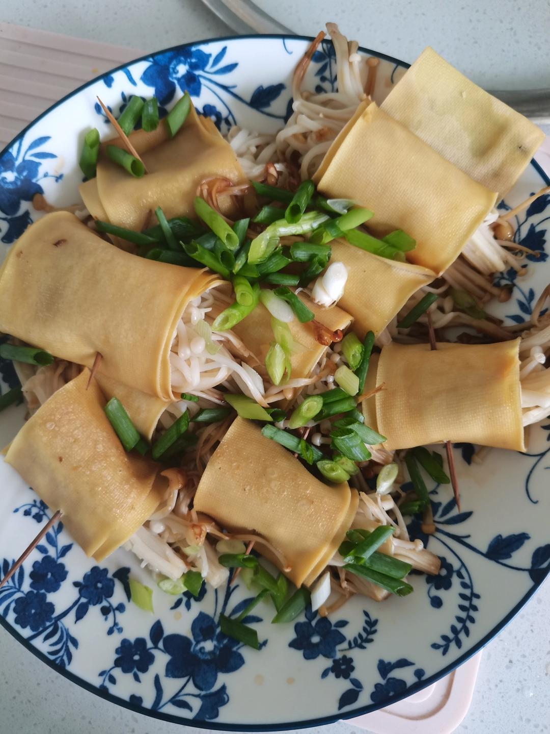 金针菇豆皮卷