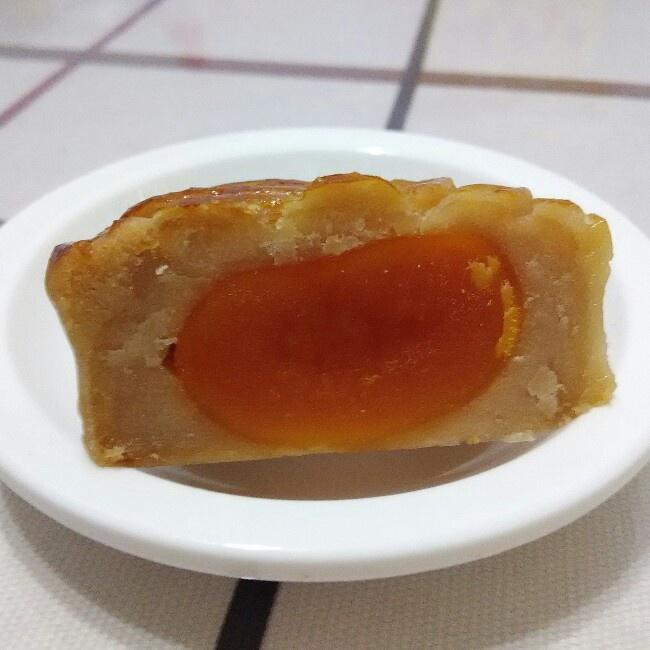 广式蛋黄白豆沙月饼