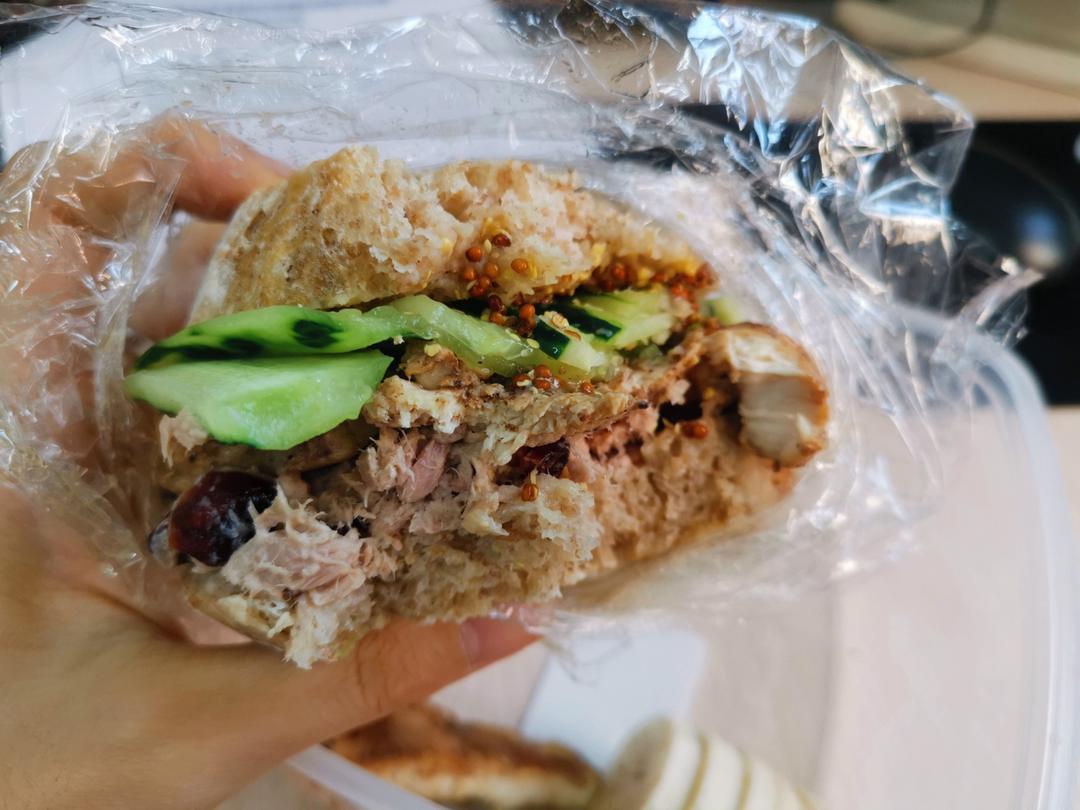 吞拿鱼蔓越莓鸡肉法棍三明治【健康一手握】