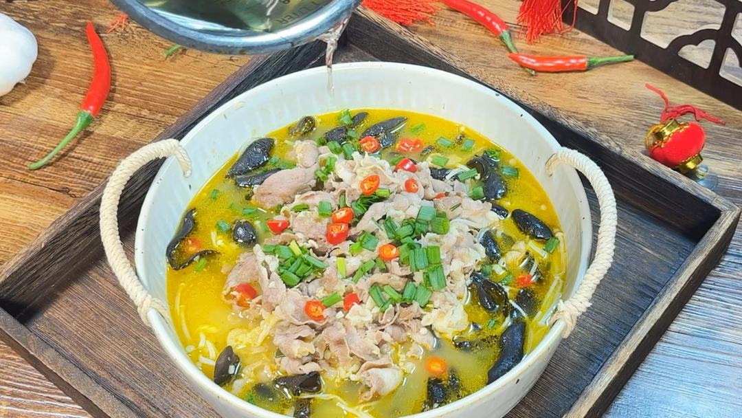 酸汤金针菇牛河肥牛锅