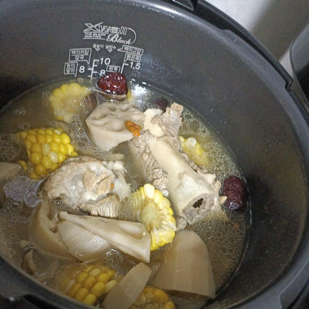 玉米莲藕筒骨汤