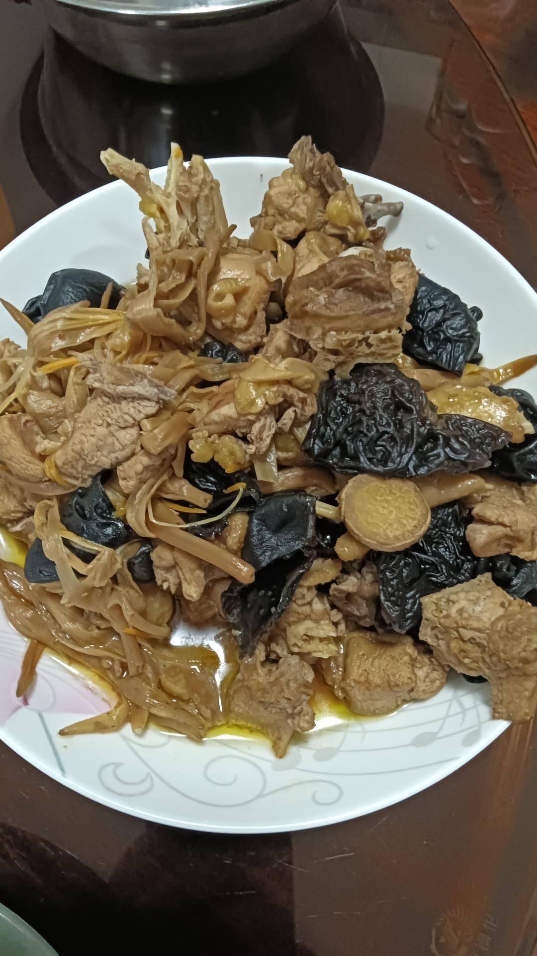 木耳黄花菜煮鸡