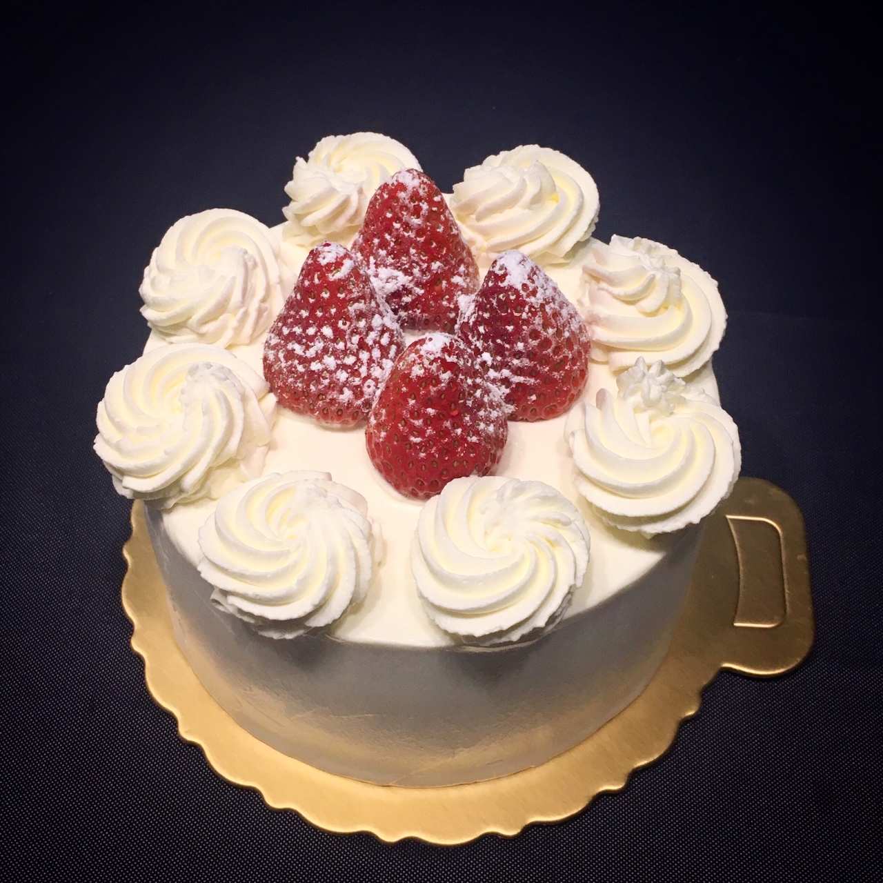 公子楚楚楚楚楚做的裱花奶油草莓蛋糕(含详细抹面裱花教程)