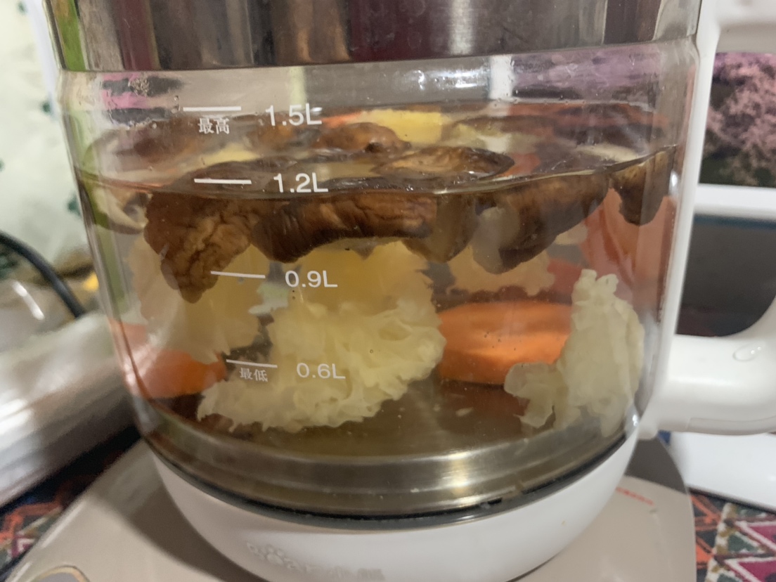 宿舍版香菇萝卜排骨汤的做法 步骤1