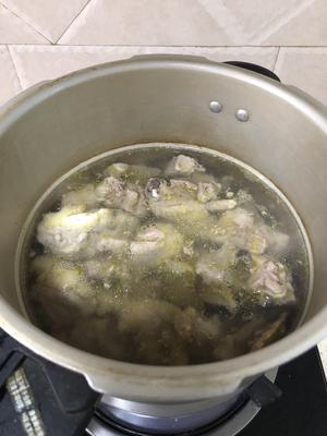 玉竹枸杞红枣鸡汤的做法 步骤3