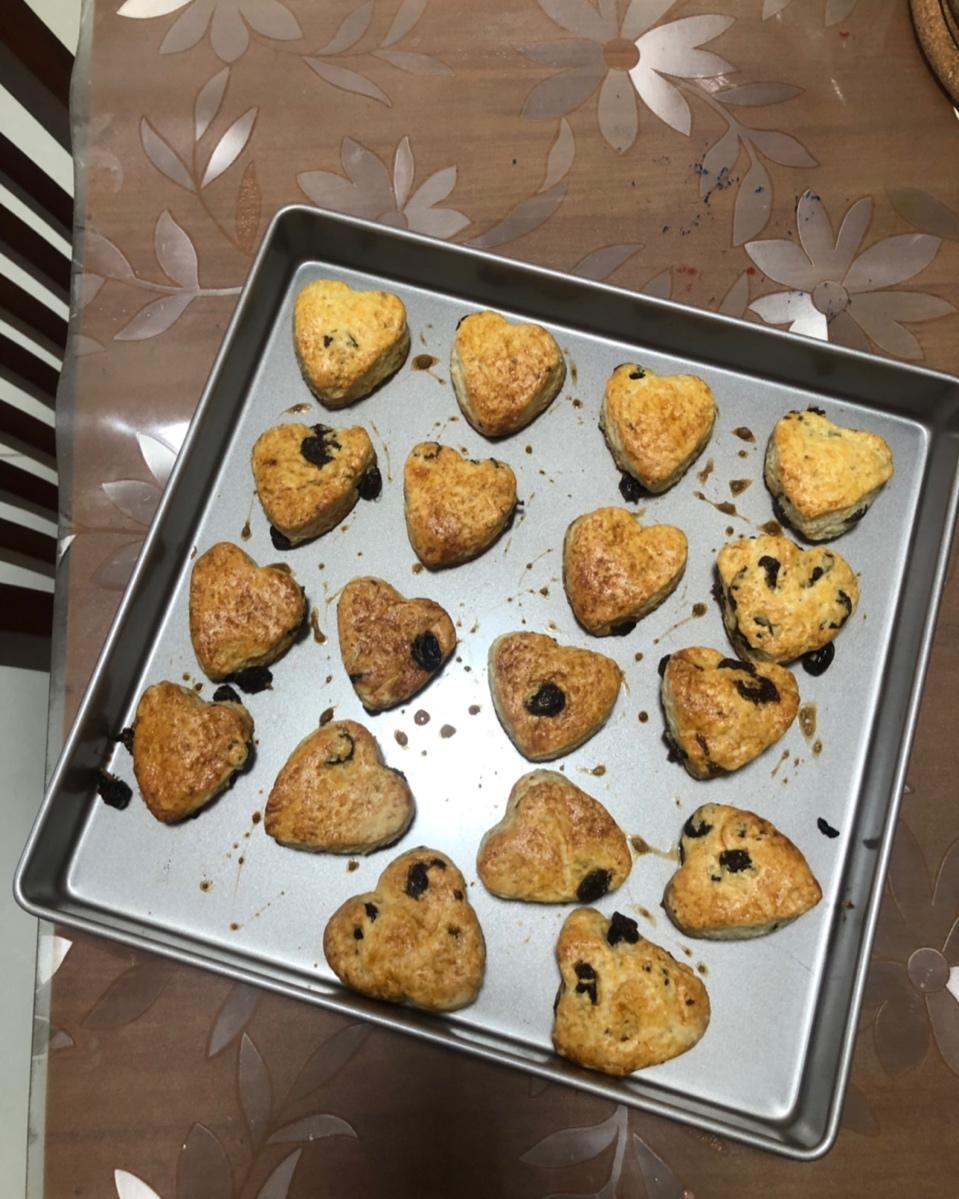 【亲子烘焙】 星巴克司康淡奶油葡萄干泡打粉版普通面粉速成面包