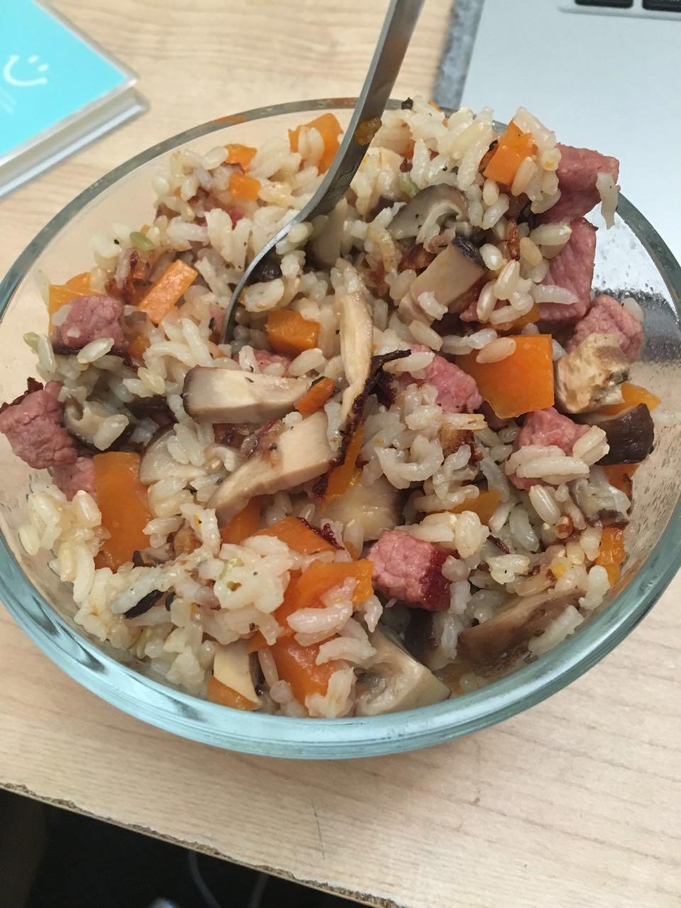 糙米牛肉胡萝卜香菇焖饭的做法