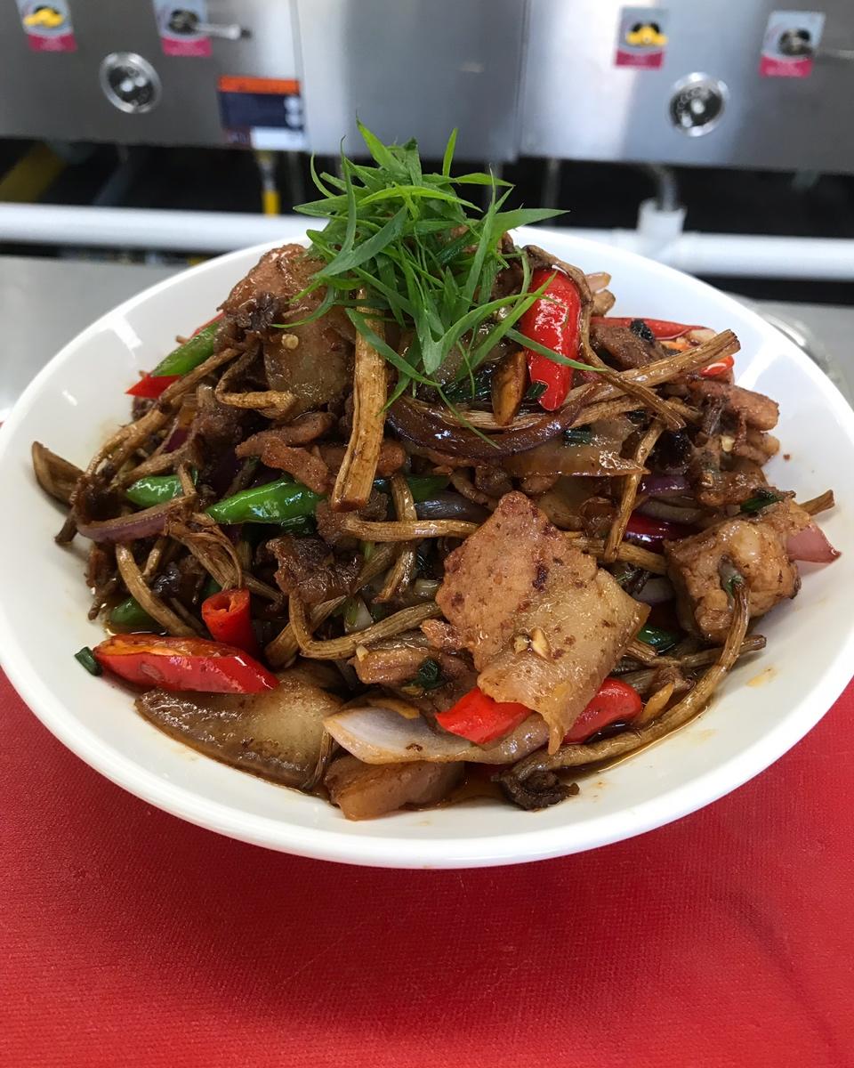 五花肉干锅茶树菇