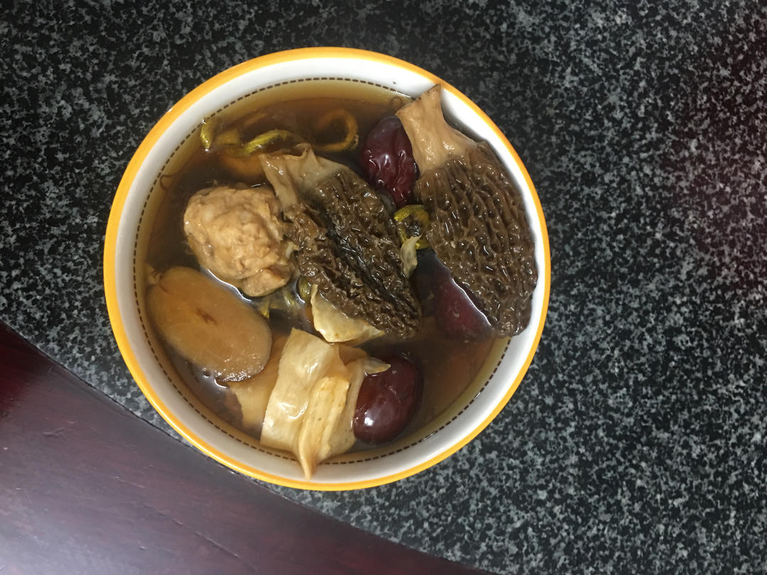 花旗参石斛羊肚菌花胶瘦肉汤