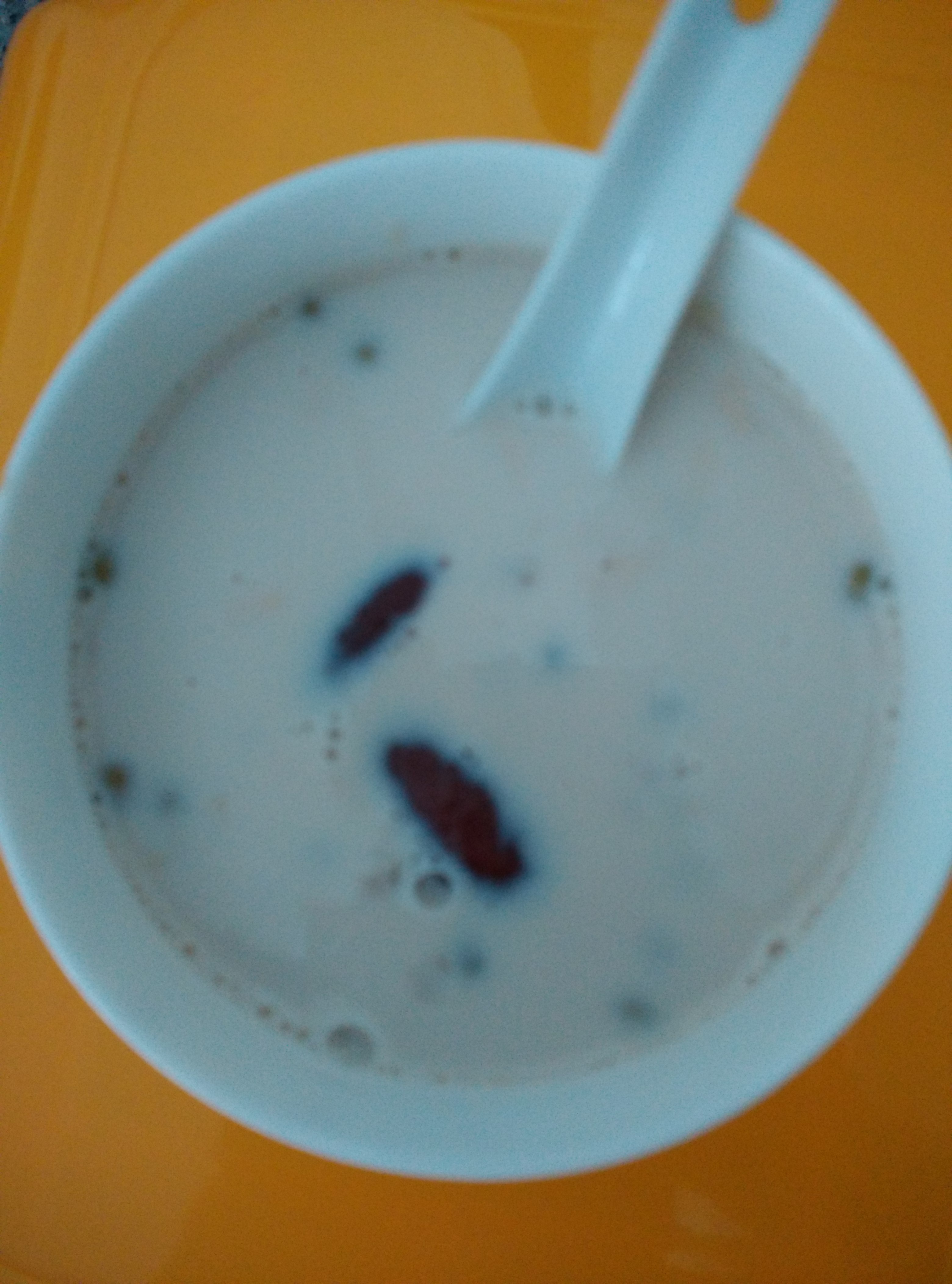 红枣红豆薏仁牛奶粥