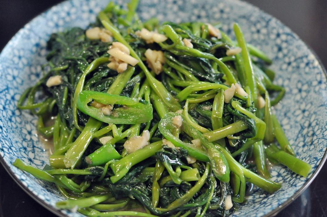 肥肥鱼的爸爸做的广东大排档风味椒丝腐乳炒空心菜